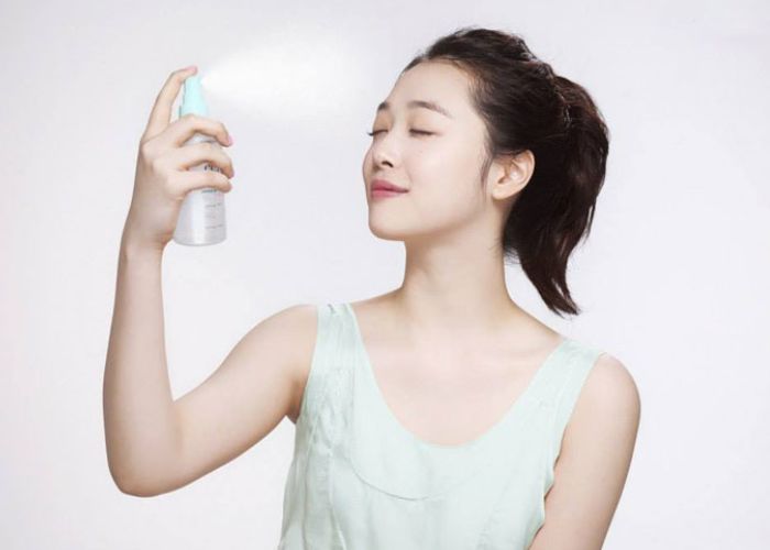 Bạn có thể rửa lại đầu vòi của xịt chống nắng bằng nước sạch