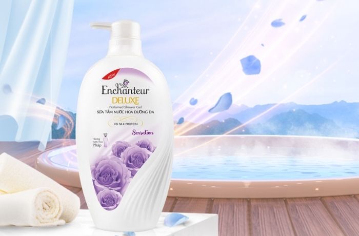 Sữa tắm dưỡng trắng da Enchanteur Naturelle hương hoa Lavender màu tím
